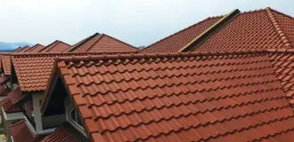 Atap rumah genting merah dengan reka bentuk bertingkat